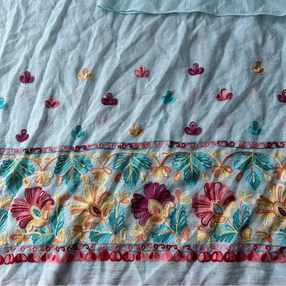 Floral Embroidered Lightweight Rectangle Scarf With Tassels - Picture 5 of 9